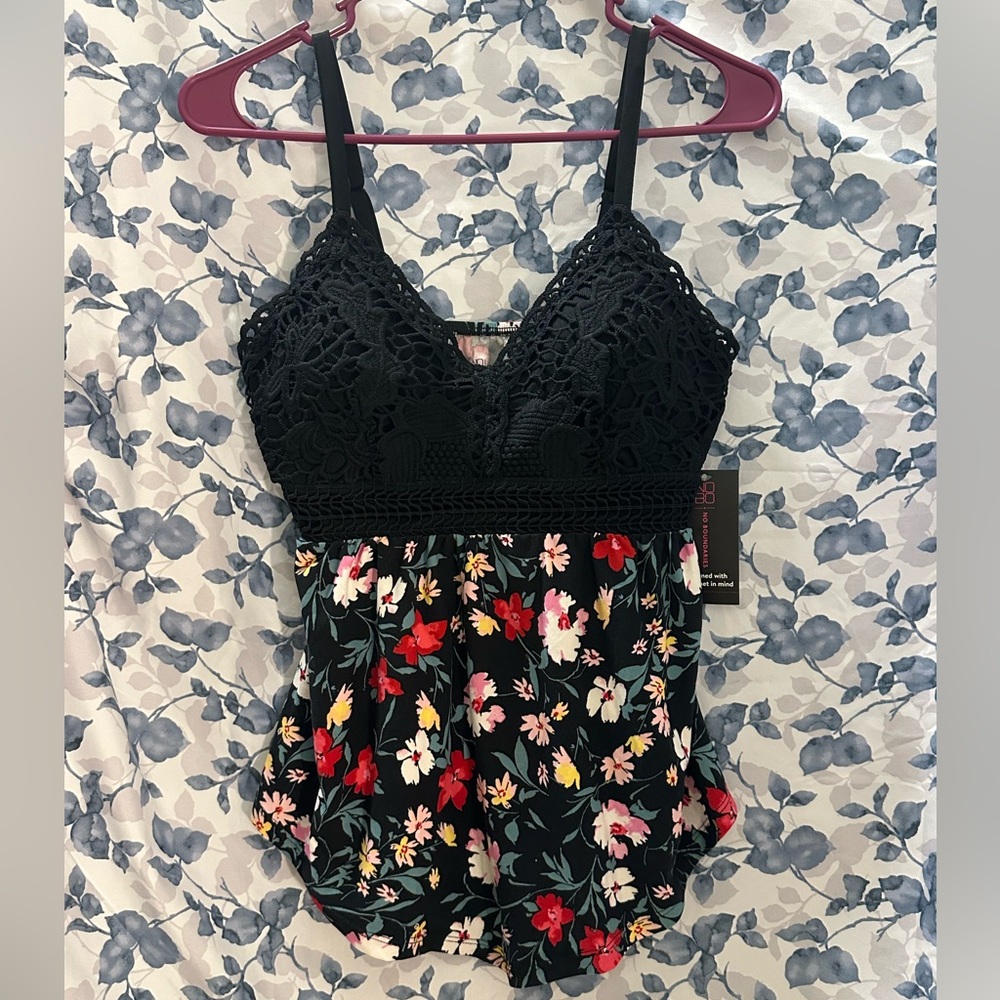 No Boundaries Woman Pink and Gray Floral flowy Tank Top